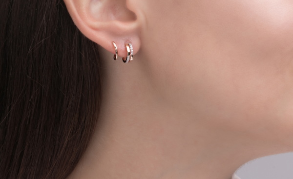 Zwei Löcher im Ohr. Foto mit einem Ohrring, Berühmtheiten, wie schön zu tragen