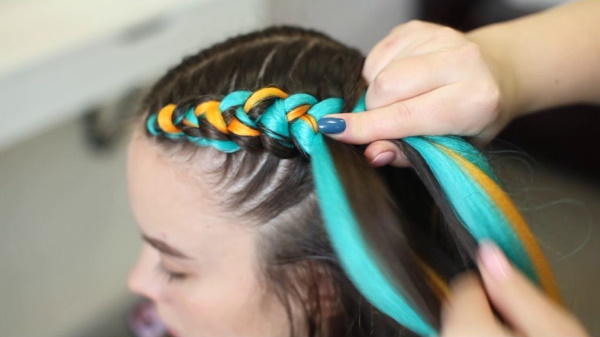 Cara menenun kanekalon ke rambut anda. Foto, video tutorial langkah demi langkah