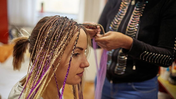 Cara menenun kanekalon ke rambut anda. Foto, video tutorial langkah demi langkah