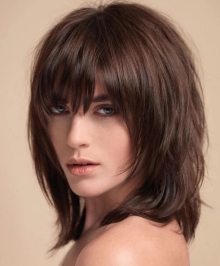 Női hajvágás hosszú frufru közepes hajhoz. Fotók, divattrendek 2020