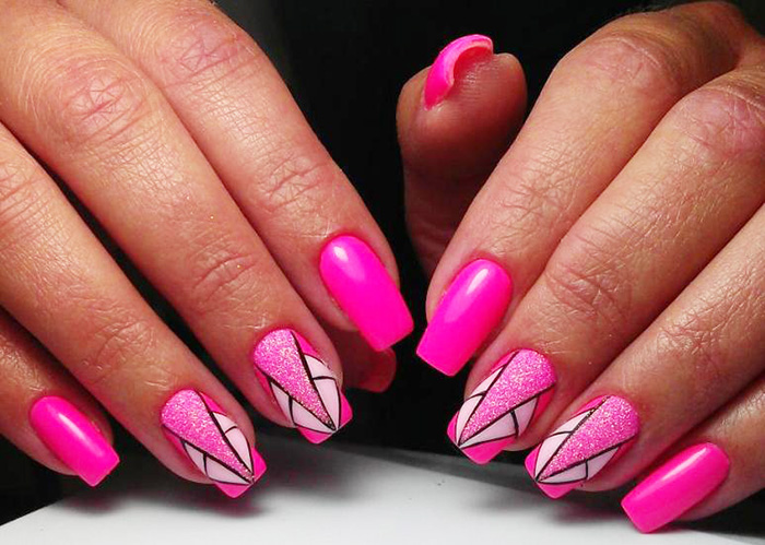 Pink Maniküre mit Designs. Foto für kurze, lange Nägel mit Strass, Funkeln, Folie