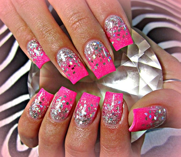 Manicura rosa calent amb dissenys. Foto per a ungles curtes i llargues amb pedreria, brillants, paper d'alumini