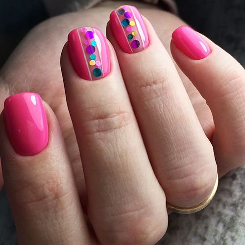 Gorący różowy manicure z wzorami. Zdjęcie na krótkie, długie paznokcie z cyrkoniami, błyskami, folią