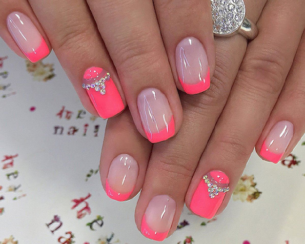 Manicura rosa fuerte con diseños. Foto para uñas cortas y largas con pedrería, destellos, papel de aluminio.