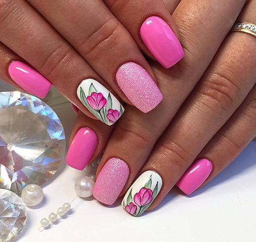 Manicura rosa fuerte con diseños. Foto para uñas cortas y largas con pedrería, destellos, papel de aluminio.