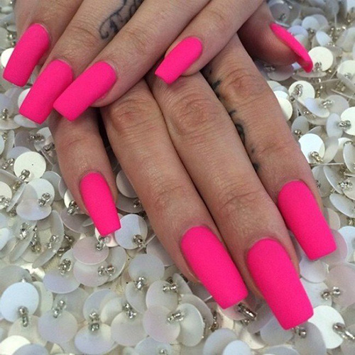 Manicura rosa calent amb dissenys. Foto per a ungles curtes i llargues amb pedreria, brillants, paper d'alumini